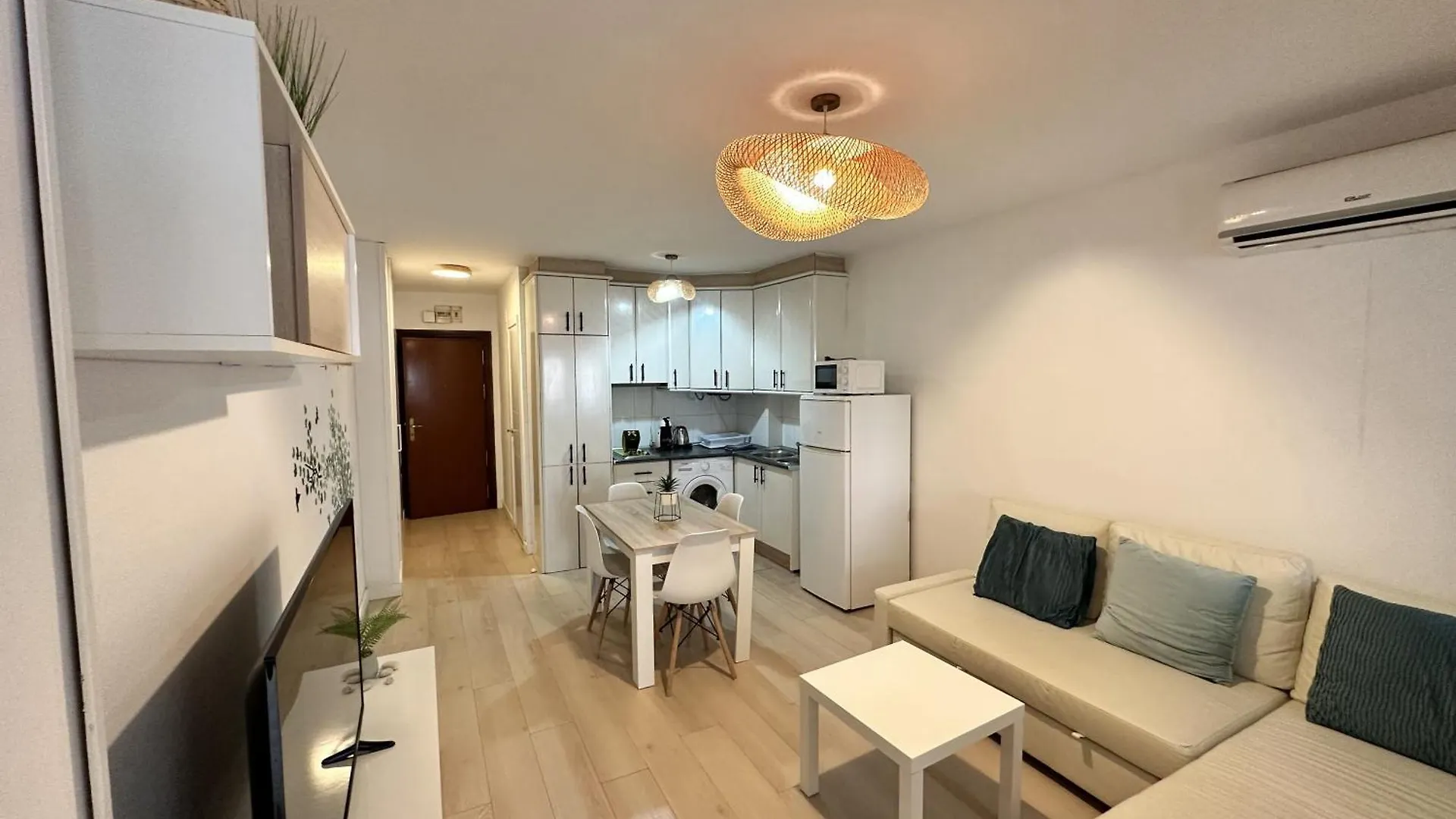 Ver1 - Terraza - 1 Dorm - Wifi - Centro A 100 Metros - Playa A 600 Metros Torremolinos Spain